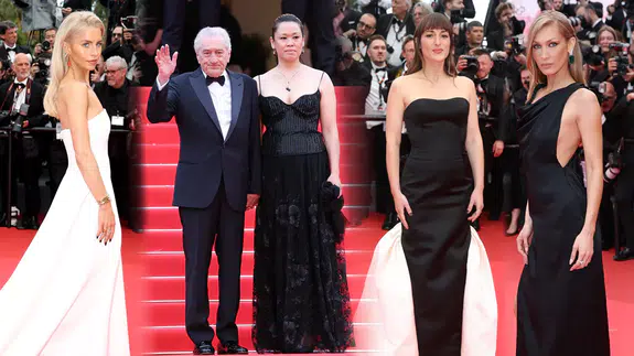 Cannes Film Festivali’nde kırmızı halı şıklığı: Ünlüler yasaklara uyum sağladı