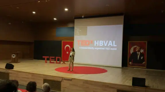 Ressam Elif Erdem TEDx Talks'ta sanat yolculuğunu anlattı