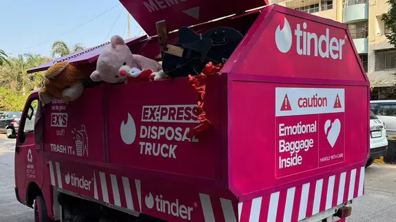 Tinder Hindistan’ın kampanyası: 'Eski sevgililerden kalan eşyaları çöpe atıyoruz'