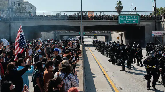 Los Angeles'taki sınır protestoları 3. gününde: Trump askeri birlikleri çağırdı!