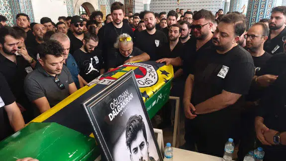 Ünlü yayıncı Jrokez son yolculuğuna uğurlandı: Tabutuna Fenerbahçe bayrağı sarılıydı