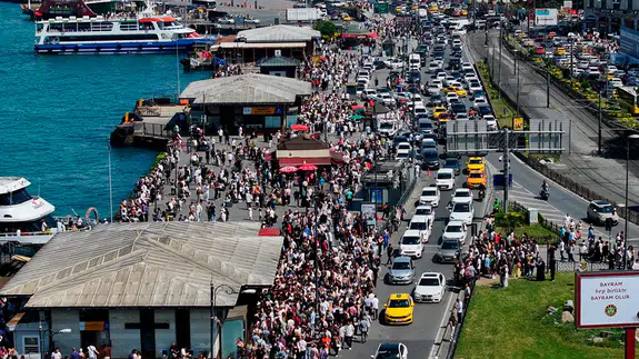 Bayramda Eminönü'nde adım atacak yer kalmadı: Tarihi meydanda büyük yoğunluk