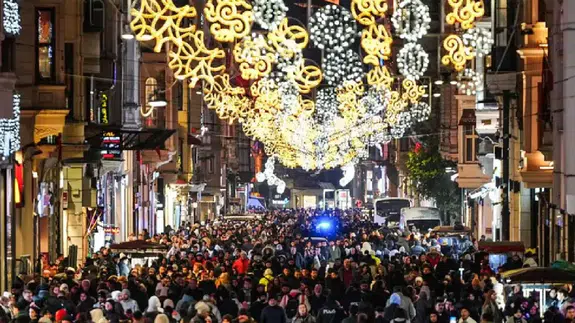 2026 coşkusu meydanlara taştı: İstanbul’dan New York’a yeni yıl kutlamaları