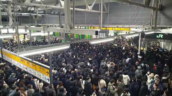 Tokyo'da gerçekleşen devasa elektrik kesintisi sebebiyle yüz binlerce yolcu yolda kaldı