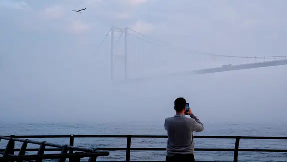 İstanbul sis bulutunun içinde kaldı: Ulaşımda aksamalar yaşanıyor