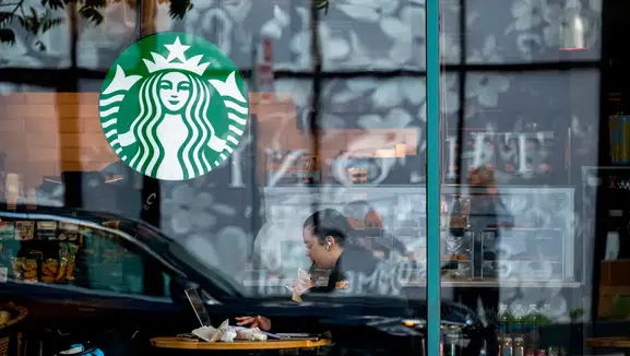 Starbucks CEO'su gerçeklikten koptu: 9 dolarlık kahveyi 'uygun fiyatlı' ilan etti