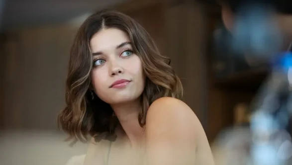 Afra Saraçoğlu'ndan radikal değişim: Yeni imajıyla göz kamaştırdı