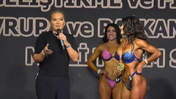 Demet Akalın vücut geliştirme şampiyonasında ödül verdi: Okan Kurt kas şov yaptı