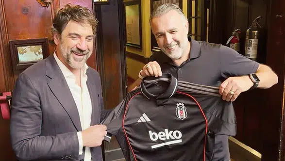 Javier Bardem’e Beşiktaş forması hediye edildi: “Forma benim, atkı oğlumun”