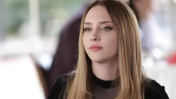 Hayal Köseoğlu iş bulmak için pankart açtı: Beni oynatın