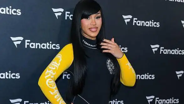 Cardi B, twerk yaparken üzerine robot devrildi