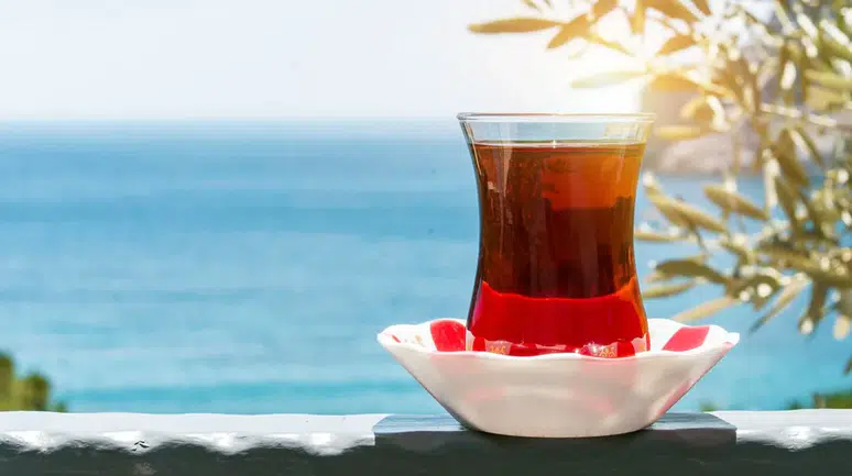 Düzenli çay tüketimi yaşlı kadınlarda kemik sağlığını destekliyor