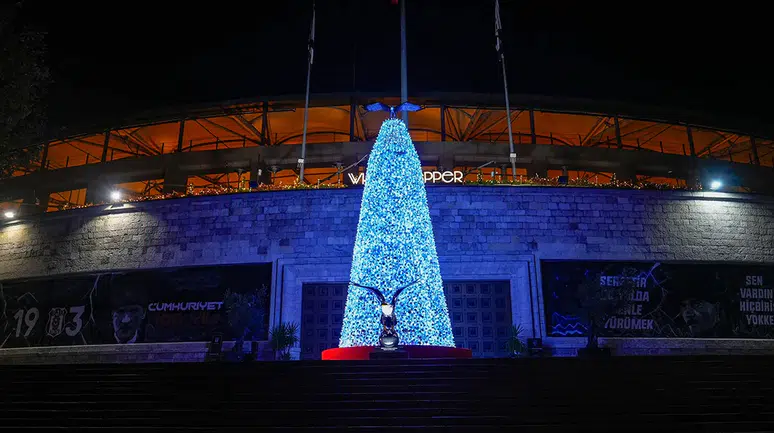 Beşiktaş'tan Tüpraş Stadyumu önünde anlamlı yılbaşı ağacı: "İyiliğe Kanat Aç"
