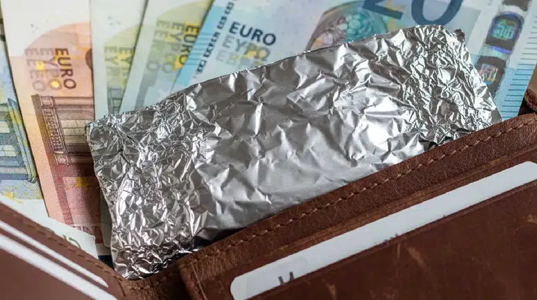 Cüzdanda alüminyum folyo dönemi: Hem koruma hem psikolojik rahatlama