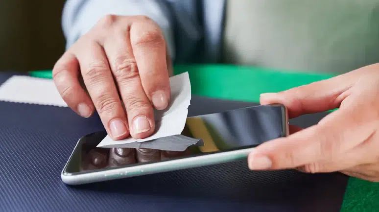 Plastik mi temperli cam mı? Telefon ekranını en iyi koruyan hangisi?