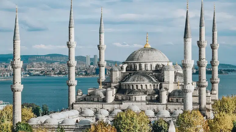 YouTube’da ezan tartışması: “Allah adına telif uyarısı” sosyal medyayı ayağa kaldırdı