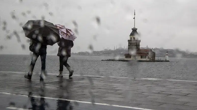 İstanbul’da hava bir anda değişiyor: AKOM’dan “şiddetli sağanak" uyarısı
