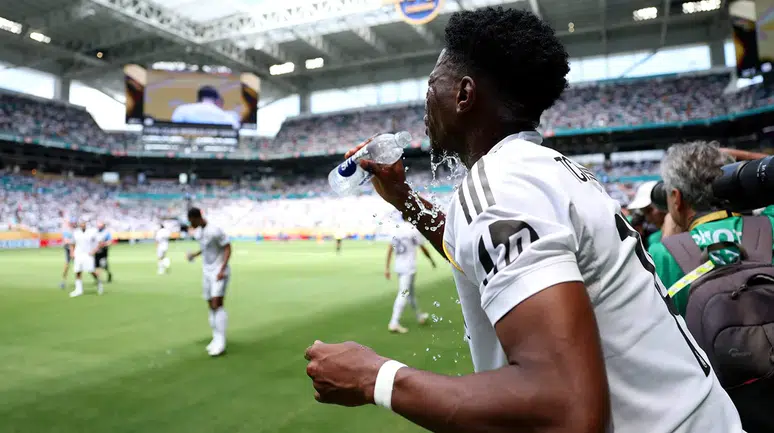 Dünya kupasında devrim niteliğinde karar: Futbol maçlarına su molası görünümlü reklam arası geliyor