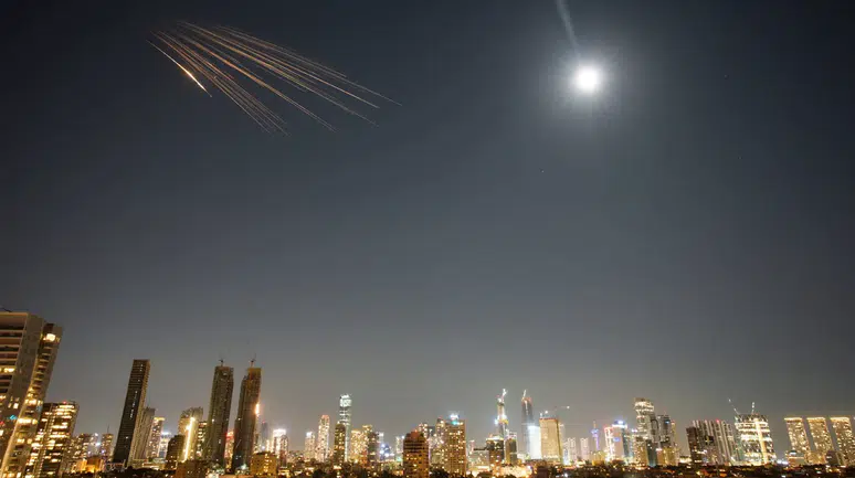 İran’dan İsrail’e füze saldırısı: Tel Aviv yakınlarında yangın çıktı