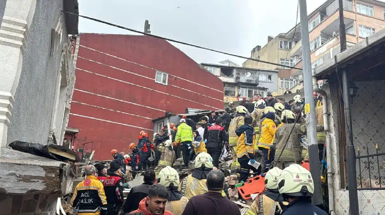 İstanbul Fatih'te 2 bina çöktü: Ekipler enkazda zamanla yarışıyor