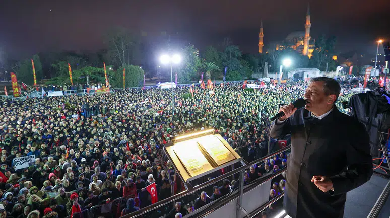 Özgür Özel Saraçhane mitinginde konuştu: “Durmayacağız, devam edeceğiz”