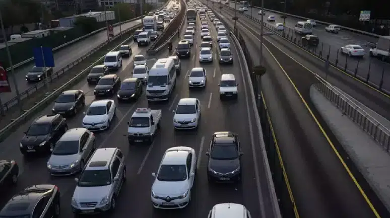 Bayram dönüş trafiği başladı: Yollarda yoğunluk artıyor