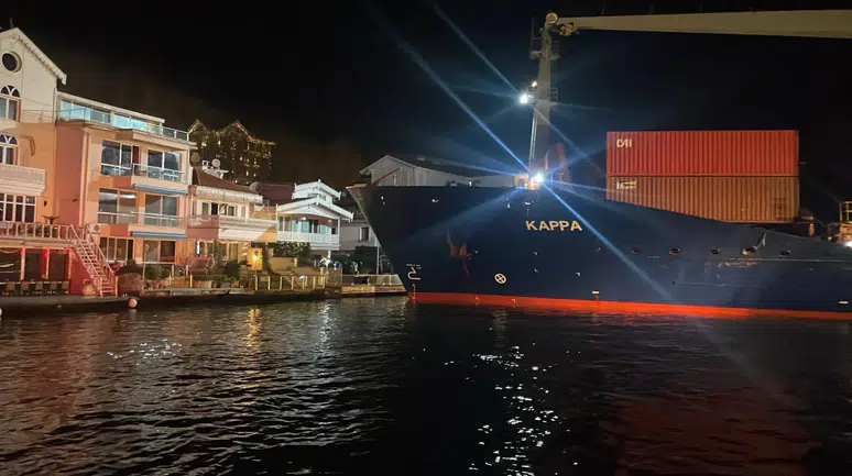 İstanbul Boğazı'nda kaza: Konteyner gemisi yalıya metreler kala durdu