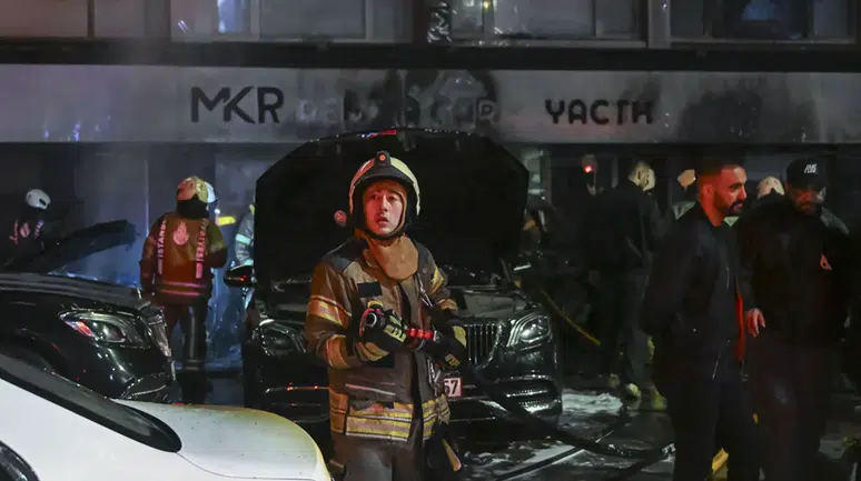 Beşiktaş'ta lüks araç kiralama şirketinde yangın: 15 otomobil küle döndü