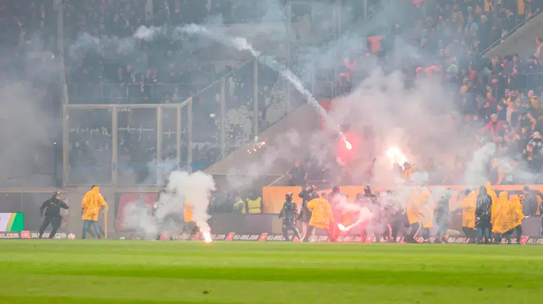 Bundesliga 2'de kaos gecesi: Dresden ve Berlin taraftarları sahada birbirine girdi