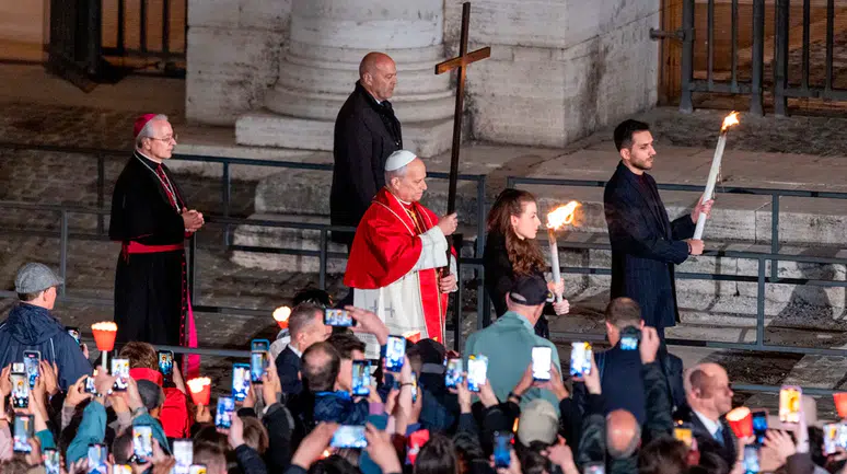 Papa 14. Leo'dan Roma'da tarihi ritüel: On yıllar sonra haçı bizzat taşıdı
