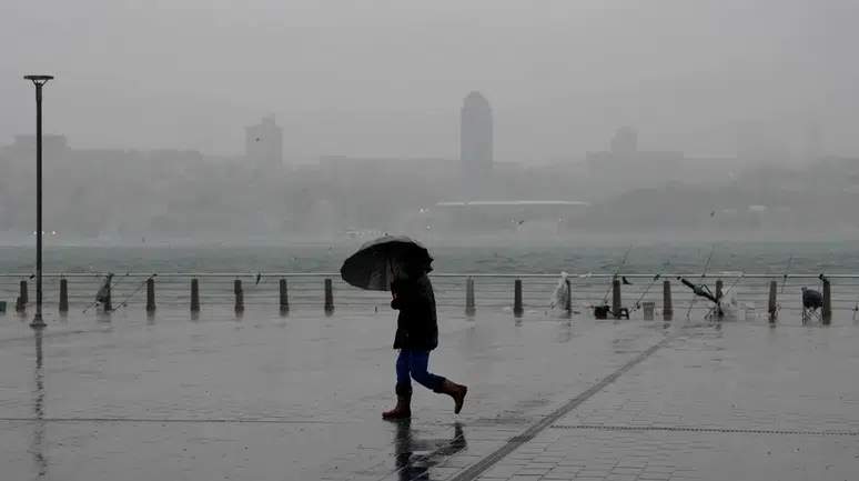 AKOM’dan İstanbul için sağanak uyarısı: Saat verildi, sıcaklıklar düşüyor