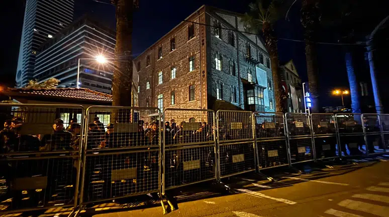 İzmir'deki Meslek Fabrikası’nda polis ablukası