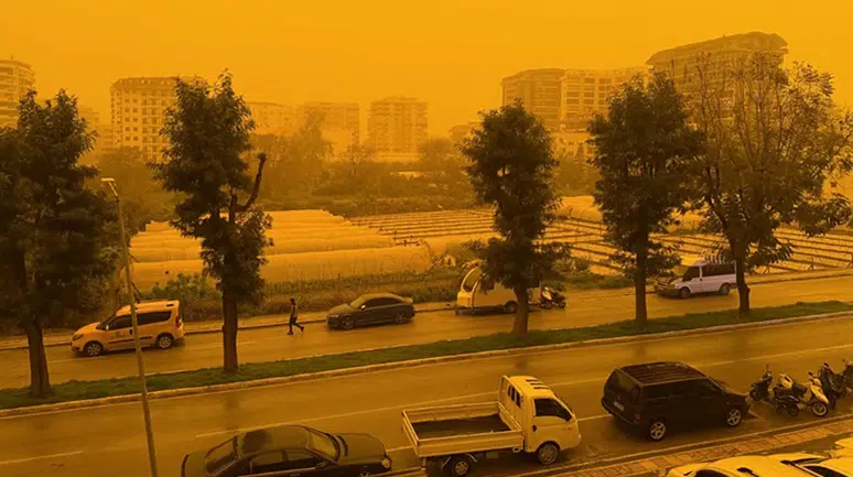 Afrika'dan gelen çöl tozu Türkiye'yi turuncuya boyadı: Birçok ilde çamur yağdı