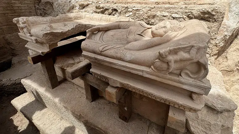 Likya'nın kalbi Olympos’ta 10 metrelik dev mezar gün yüzüne çıkarıldı