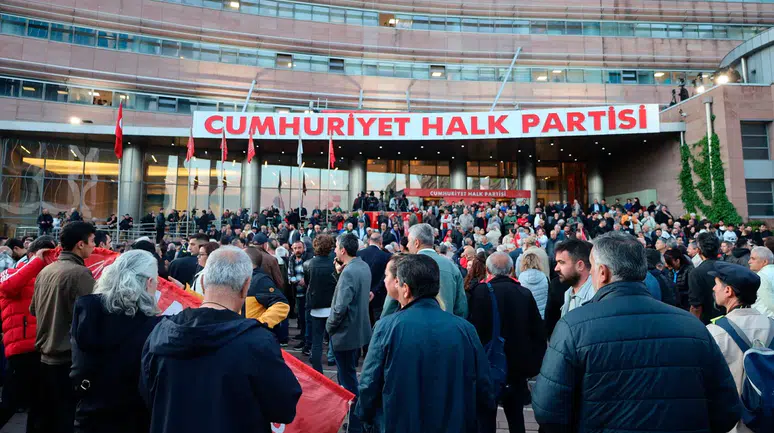 Tahliye iddiası CHP'yi ayağa kaldırdı: Genel merkez önünde arbede