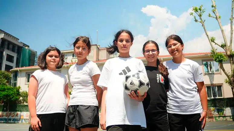Yeşil sahada ezber bozan kızlar: Bariyerleri futbolla yıkıyorlar