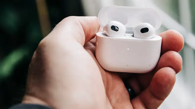 Apple’dan bir ilk: Kameralı AirPods geliyor