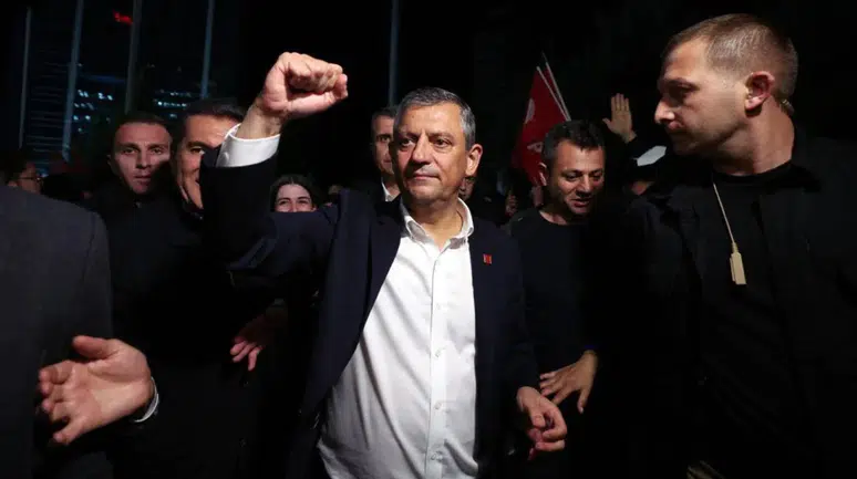Özgür Özel: Partiden ayrılmayacağız
