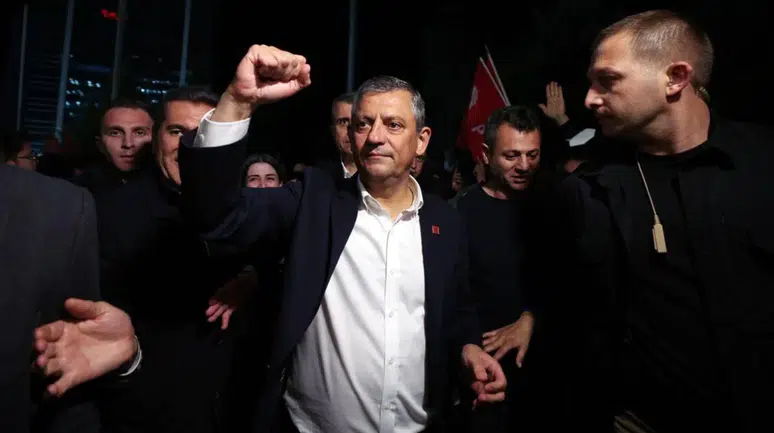 CHP’de olağanüstü kurultay hamlesi: Özgür Özel ekibi PM’den istifa etti