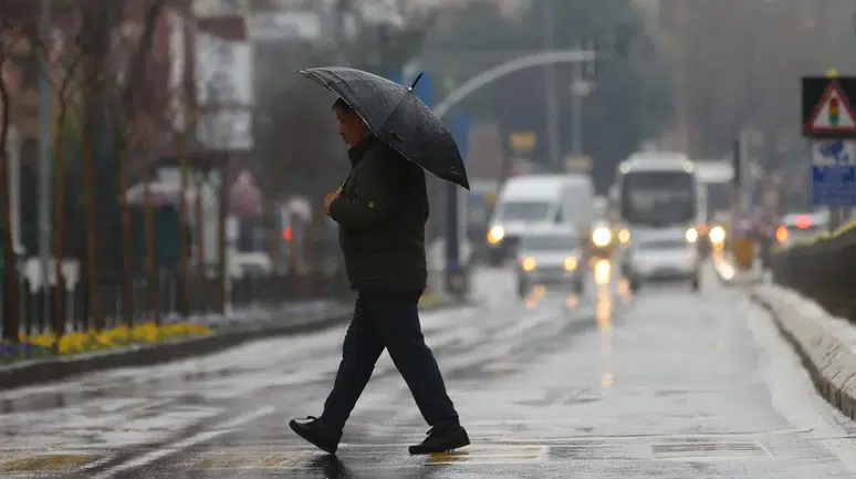 Meteoroloji'den kuvvetli sağanak uyarısı: 5 bölgede yağış ve fırtına bekleniyor