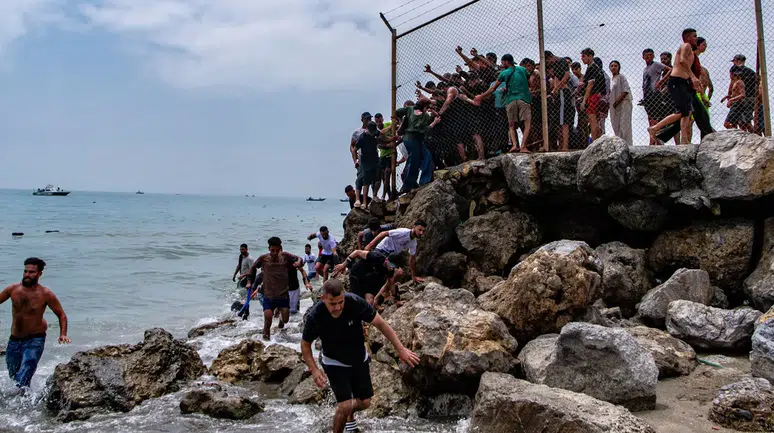 İspanya sınırında göç krizi büyüyor: Binlerce kişi Sebte'ye geçti, 9 kişinin cansız bedenine ulaşıldı