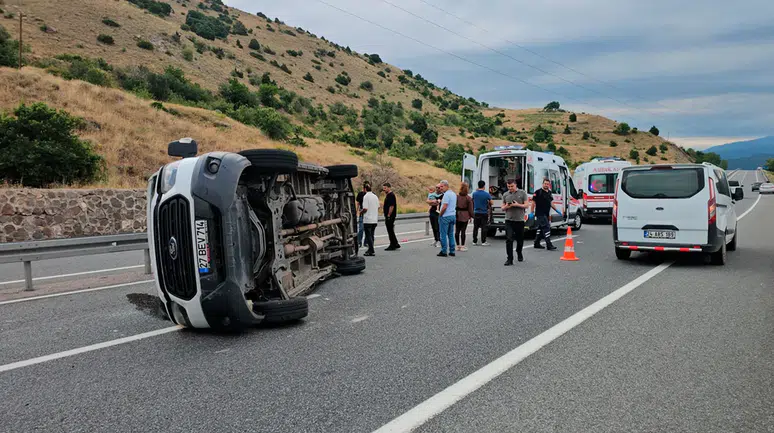 Erzincan'da yolcu minibüsü devrildi: 6'sı çocuk 16 yaralı