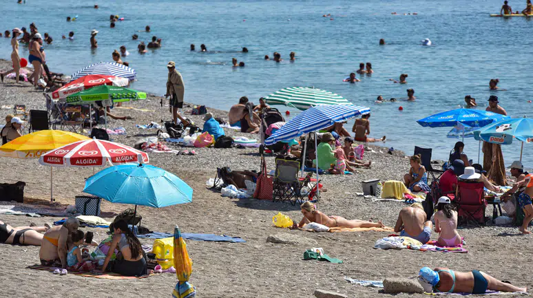 Antalya 40 dereceyi gördü: Sahiller doldu, deniz suyu sıcaklığı 30 dereceye ulaştı