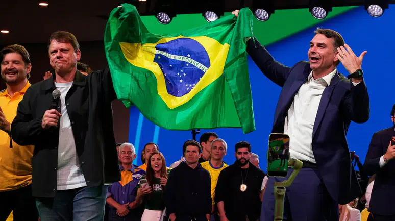 Bolsonaro'nun oğlu Flavio Bolsonaro babasının mirasıyla Lula'ya rakip oldu