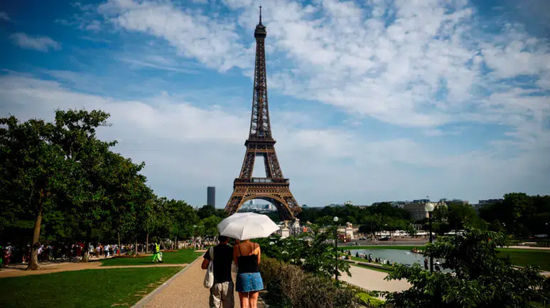 Paris'te aşırı sıcak alarmı: Eyfel Kulesi kapılarını erken kapatıyor