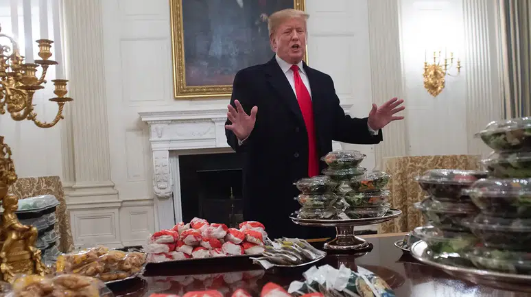 Trump’ın ellerindeki morlukların ve ayaklarındaki şişliklerin nedeni açıklandı