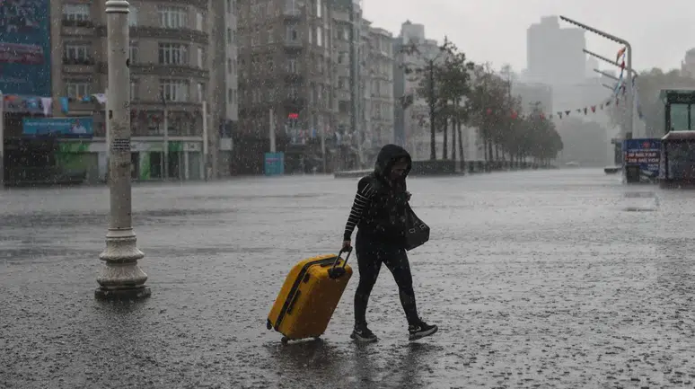 Meteoroloji uyardı: 4 ilde şiddetli yağış, 2 bölgede fırtına alarmı