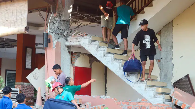 Endonezya'da 7,7 büyüklüğünde şiddetli deprem: Can kayıpları var, tsunami uyarısı yapıldı