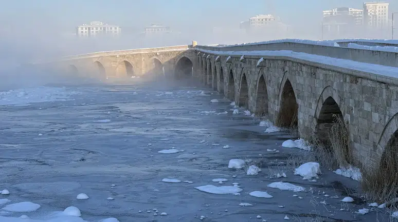 Sivas dondurucu soğuğa teslim: Kızılırmak buz tuttu