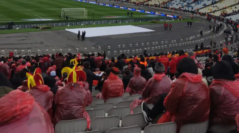 Süper Kupa öncesi tribün krizi: Galatasaray taraftarına ince yağmurluk tepkisi